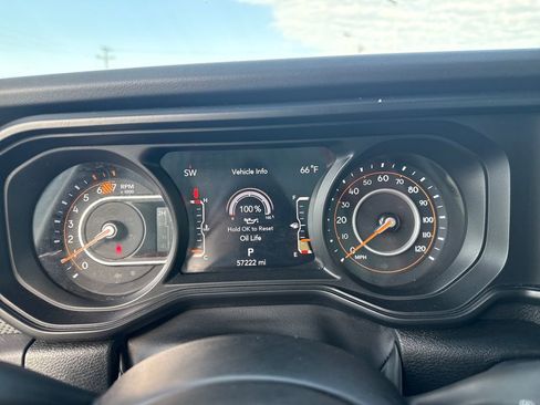 Used 2024 Jeep Wrangler Unlimited Rubicon w/ Convenience Group AWD/4WD image 18