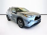 Used 2020 Toyota Highlander XLE image 3