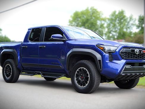 Used 2024 Toyota Tacoma TRD Off-Road w/ TRD Off Road Upgrade Package AWD/4WD image 3