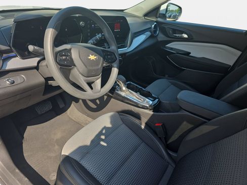 Used 2025 Chevrolet Trax LT FWD image 15