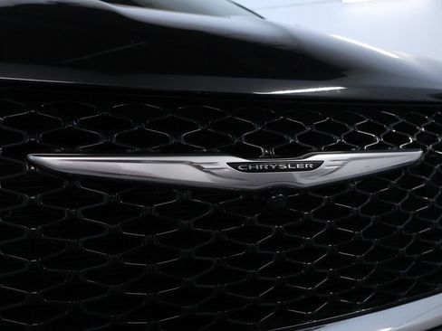 Used 2023 Chrysler Pacifica Touring-L image 9