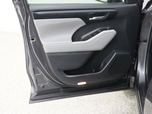 Used 2021 Toyota Highlander XLE FWD image 12