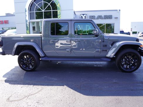 Used 2023 Jeep Gladiator Overland AWD/4WD image 2