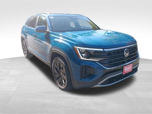 Used 2025 Volkswagen Atlas Cross Sport SE w/ Panoramic Sunroof Package image 8