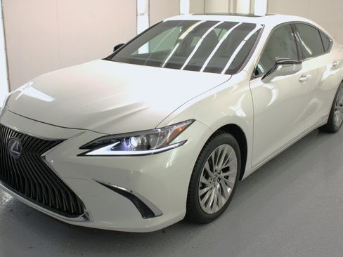 Used 2019 Lexus ES 300h Luxury image 4