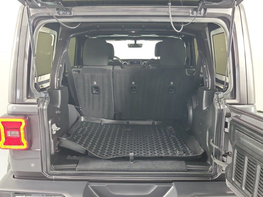 Used 2018 Jeep Wrangler Unlimited Sahara AWD/4WD image 7