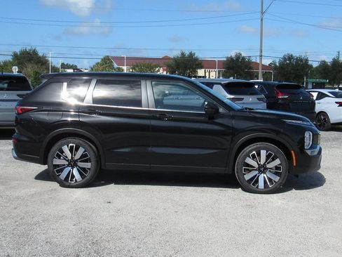 New 2025 Mitsubishi Outlander SE image 2