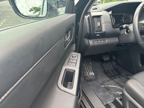 Used 2025 Nissan Pathfinder SV FWD image 18