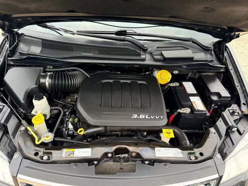 Used 2016 Chrysler Town & Country Touring FWD image 21