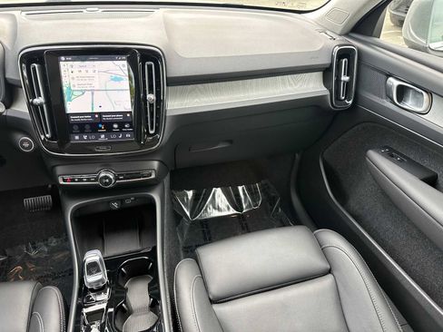 Certified 2025 Volvo XC40 B5 Plus AWD/4WD image 19