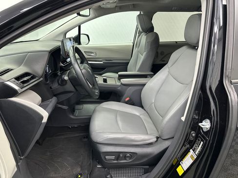 Used 2023 Toyota Sienna XLE image 9