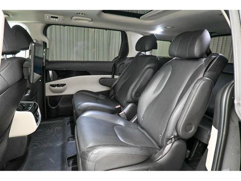 Used 2022 Kia Carnival SX Prestige image 25