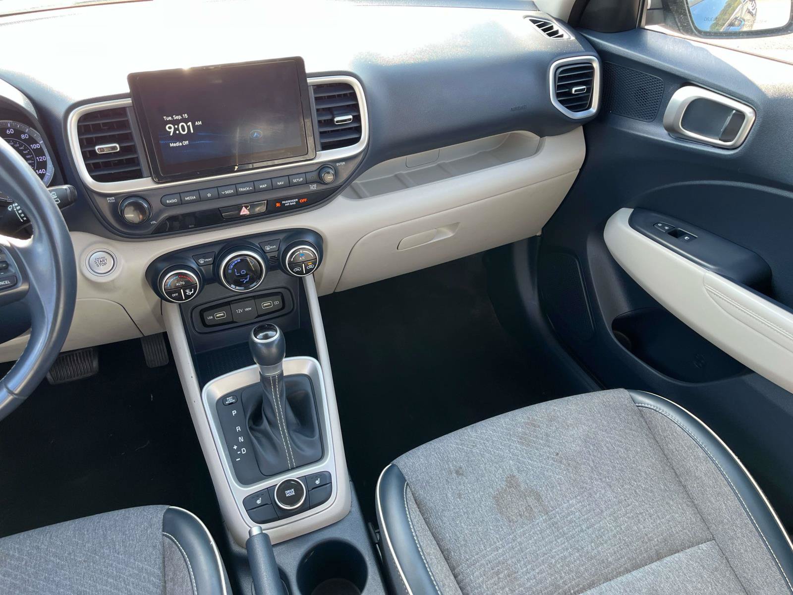Used 2022 Hyundai Venue Limited FWD image 13