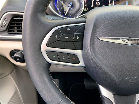 Used 2024 Chrysler Pacifica Touring-L image 16