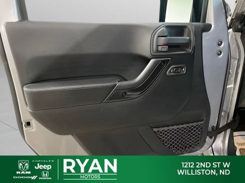 Used 2017 Jeep Wrangler Unlimited Sahara AWD/4WD image 30