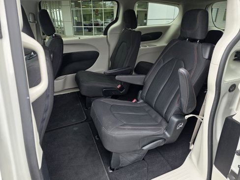 Used 2020 Chrysler Pacifica Touring w/ Advanced Safetytec Group FWD image 26