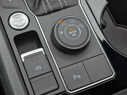 Certified 2023 Volkswagen Atlas Cross Sport SE w/ Panoramic Sunroof Package AWD/4WD image 29