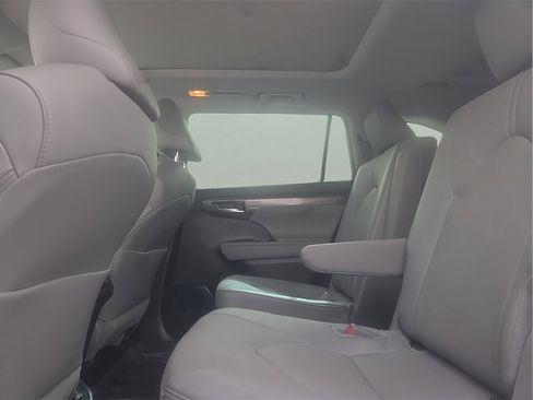 Used 2024 Toyota Highlander Platinum image 17