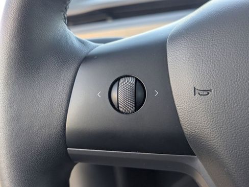 Used 2022 Tesla Model Y Long Range image 18