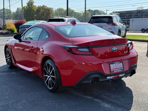 Used 2023 Toyota GR86 Base w/ ALL Weather Mat Package (TMS) image 8