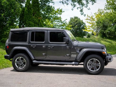 Used 2019 Jeep Wrangler Unlimited Sahara AWD/4WD image 4