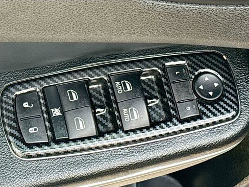 Used 2023 Chrysler 300 Touring w/ Sport Appearance Package RWD image 17