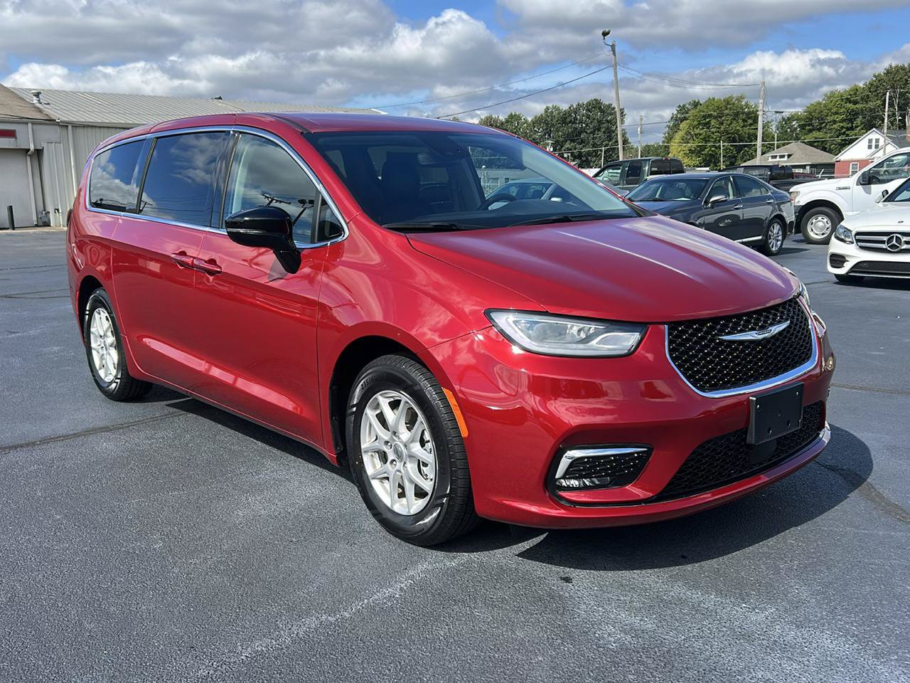 Used 2024 Chrysler Pacifica Touring-L FWD image 3