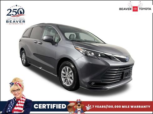 Used 2025 Toyota Sienna XLE FWD image 1