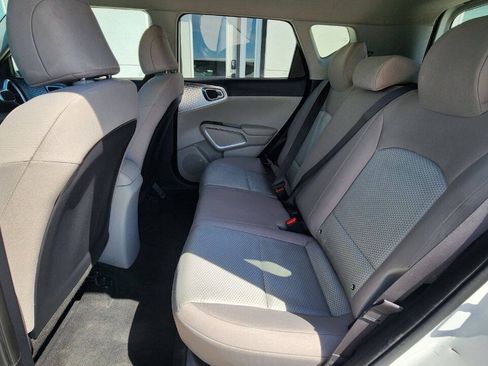 Used 2023 Kia Soul LX w/ LX Technology Package FWD image 17