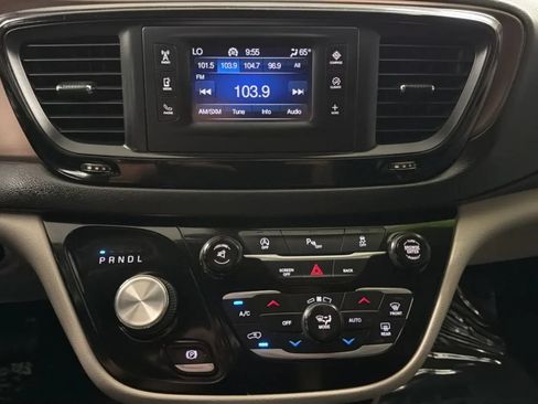 Used 2017 Chrysler Pacifica Touring-L FWD image 14