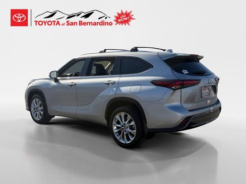 Used 2024 Toyota Highlander Limited image 3