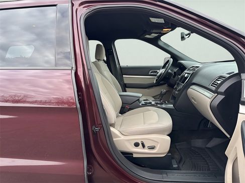 Used 2018 Ford Explorer XLT w/ Equipment Group 201A image 9