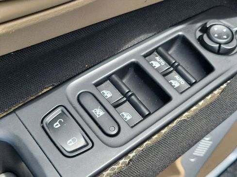 Used 2016 Jeep Renegade Latitude FWD image 19