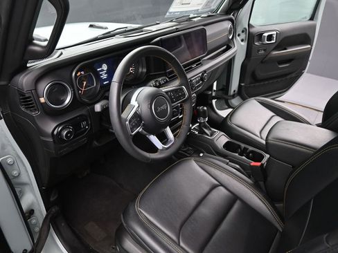 Used 2024 Jeep Wrangler Sahara image 9