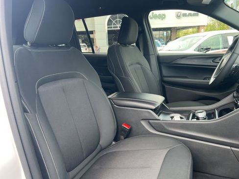 Used 2025 Jeep Grand Cherokee Laredo w/ Luxury Tech Group I AWD/4WD image 29