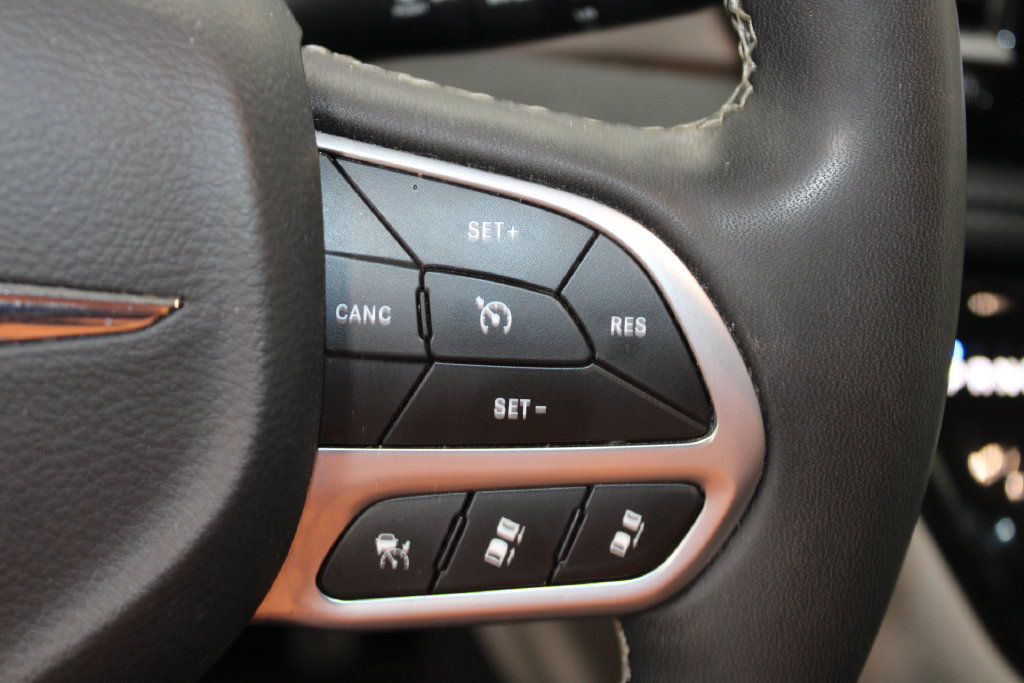 Used 2023 Chrysler Pacifica Touring-L FWD image 23