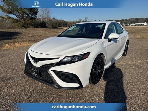 Used 2024 Toyota Camry SE image 1