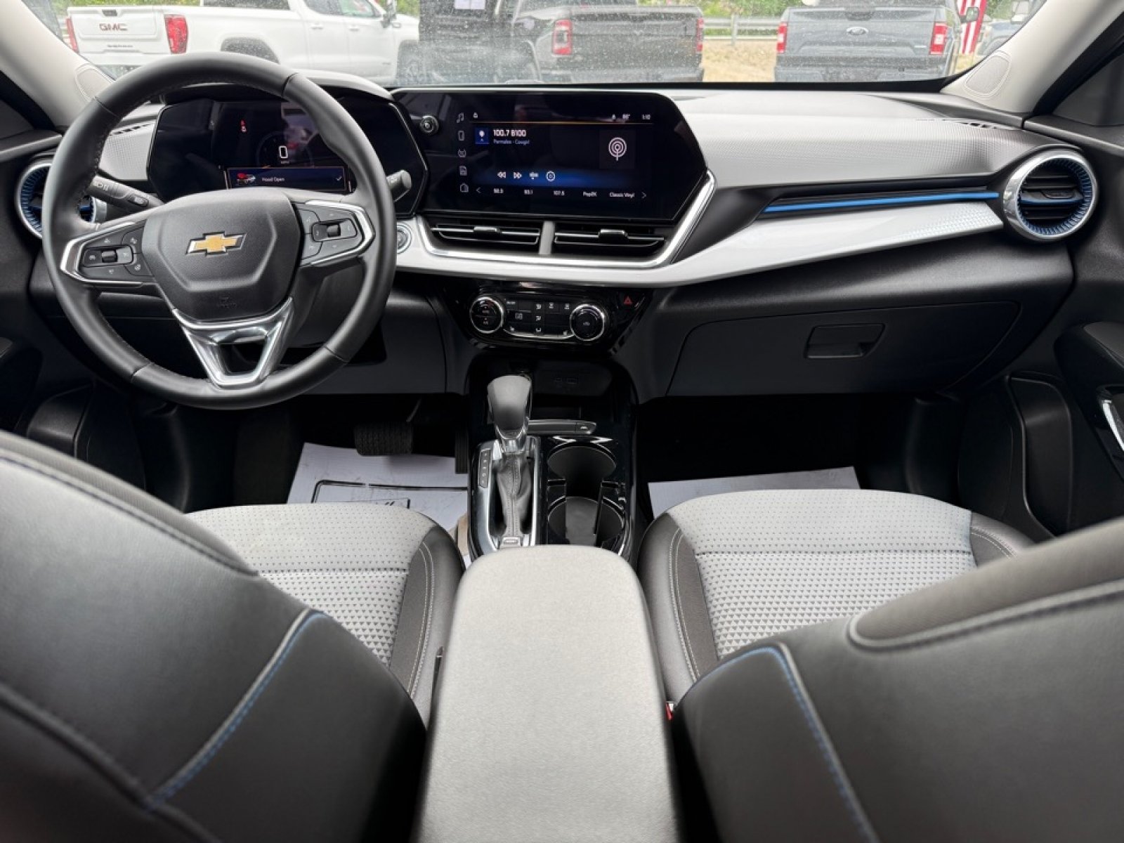 Used 2025 Chevrolet Trax LT w/ LT Convenience Package FWD image 10
