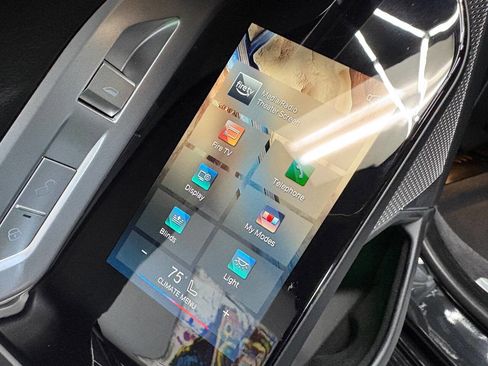 Used 2025 BMW 740i w/ Premium Package image 32