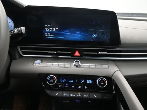Used 2025 Hyundai Elantra SEL FWD image 17
