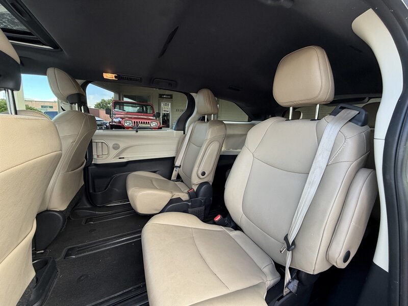 Used 2021 Toyota Sienna XLE w/ XLE Plus Package FWD image 15