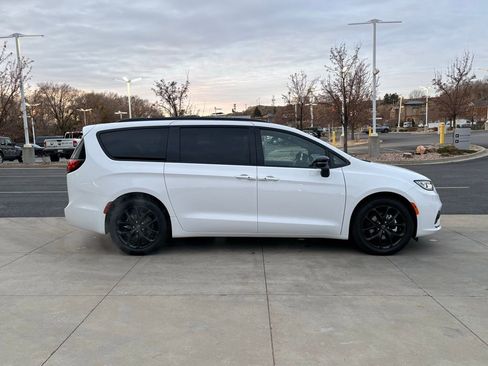 New 2026 Chrysler Pacifica Limited w/ S Appearance Package image 6