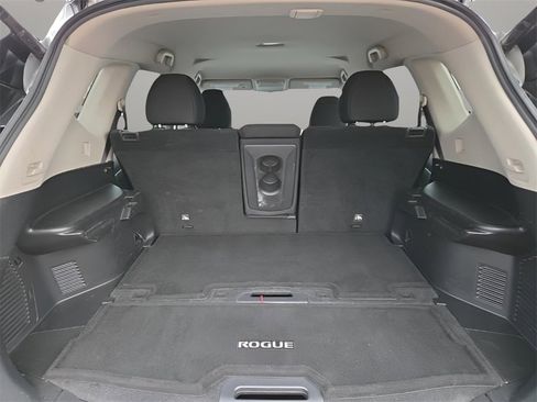 Used 2018 Nissan Rogue SV image 16