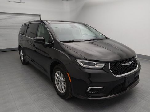 Used 2023 Chrysler Pacifica Touring-L image 13