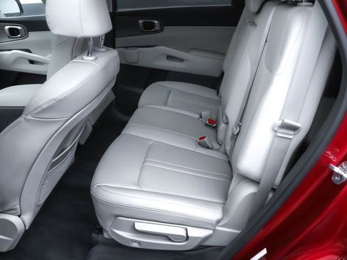 Used 2022 Kia Sorento S image 26