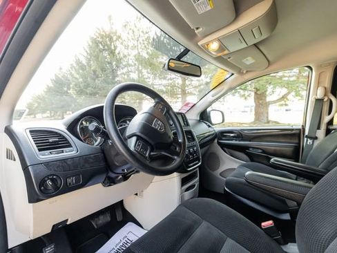 Used 2018 Dodge Grand Caravan SE w/ UConnect Hands-Free Group image 12