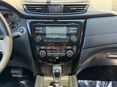 Used 2017 Nissan Rogue SV FWD image 24