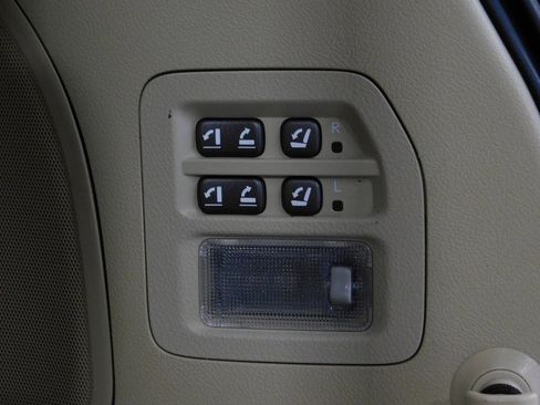 Used 2013 Lexus LX 570 4WD w/ Luxury Pkg w/Pre-crash image 84