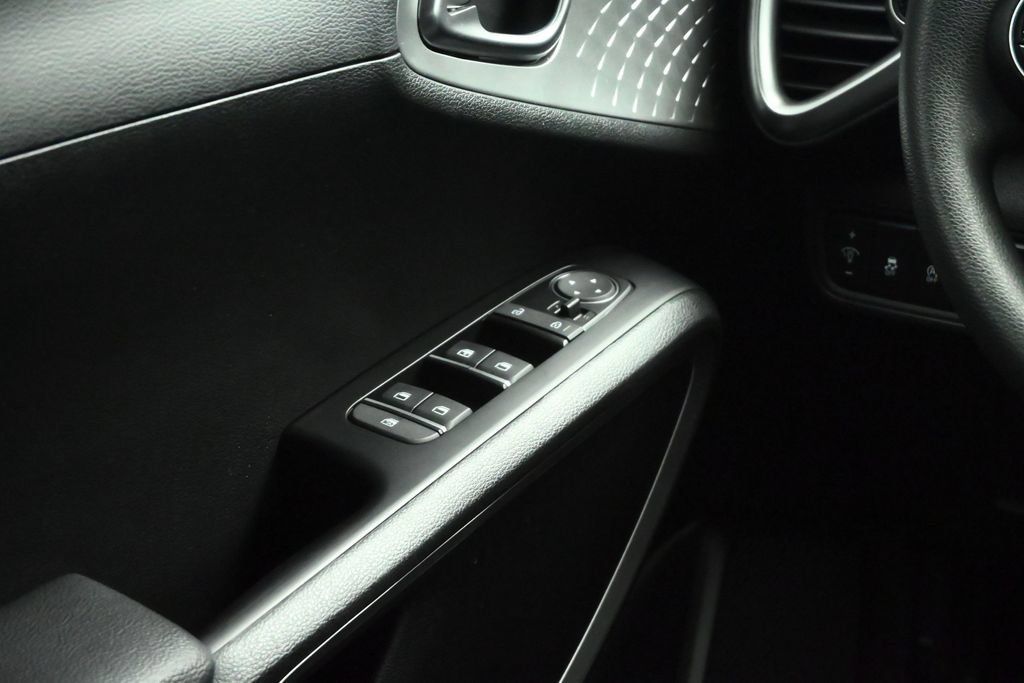 Used 2025 Kia Soul LX w/ LX Technology Package FWD image 42