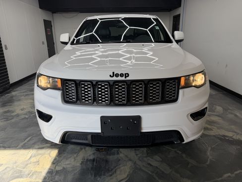 Used 2017 Jeep Grand Cherokee Altitude AWD/4WD image 7